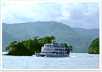 十和田湖を周遊している湖遊覧船の写真