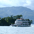十和田湖を周遊している湖遊覧船の写真