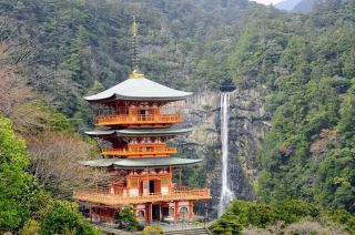靑岸渡寺と那智の滝（イメージ）  画像提供：(公社)和歌山県観光連盟